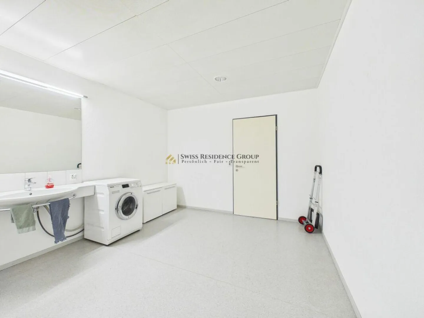 Espace commercial et de stockage moderne avec beaucoup de lumière naturelle - Photo 18 sur 22