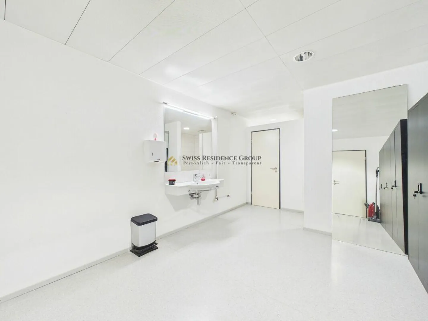Espace commercial et de stockage moderne avec beaucoup de lumière naturelle - Photo 17 sur 22