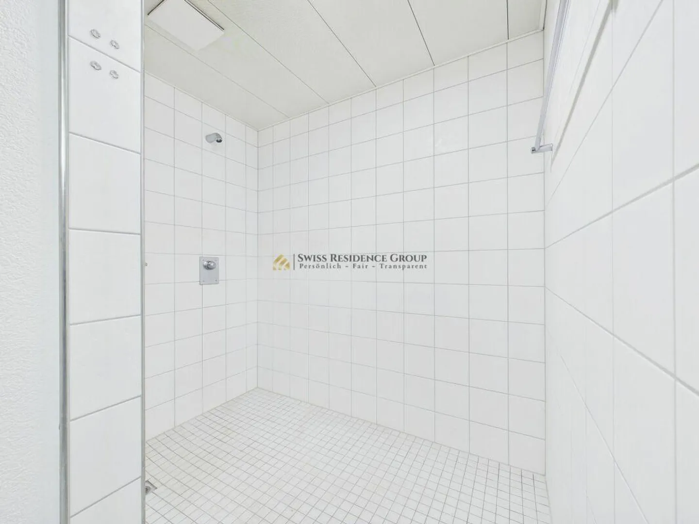 Espace commercial et de stockage moderne avec beaucoup de lumière naturelle - Photo 19 sur 22