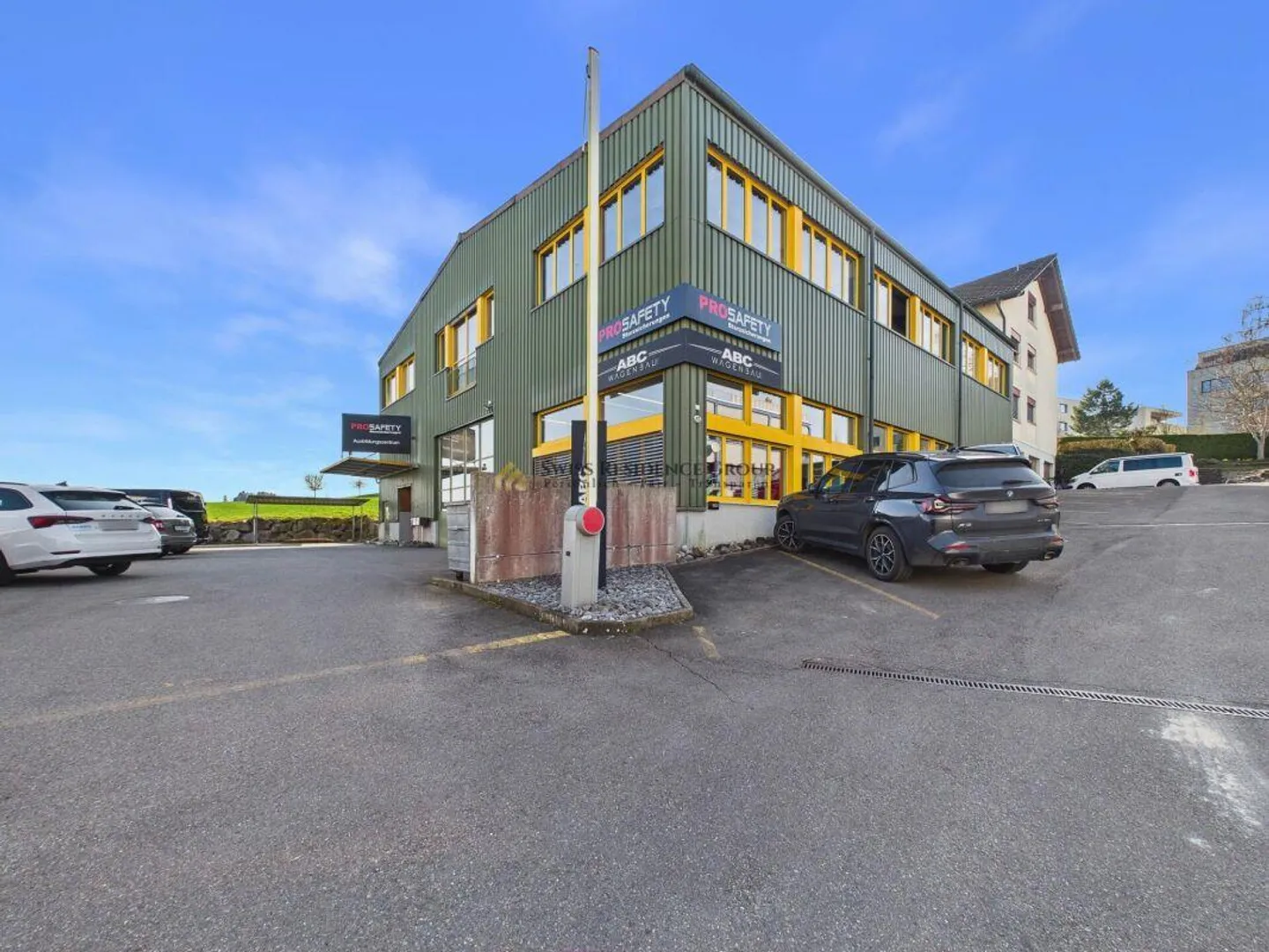 Espace commercial et de stockage moderne avec beaucoup de lumière naturelle - Photo 21 sur 22
