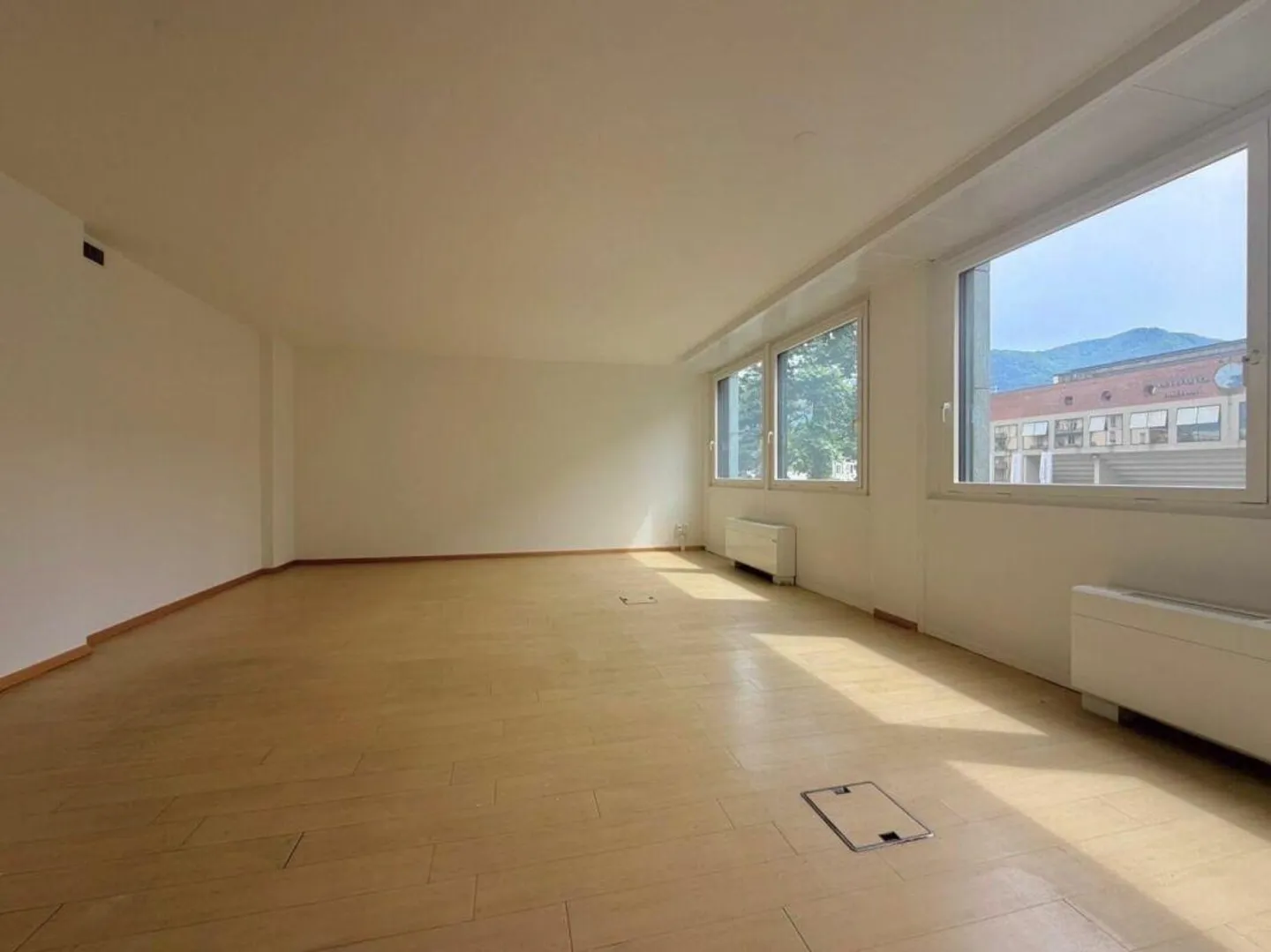 LUGANO · BUREAU DANS UN EMPLACEMENT TRÈS CENTRAL ET IMMÉDIATEMENT DISPONIBLE · 198 m2 - Photo 8 sur 13
