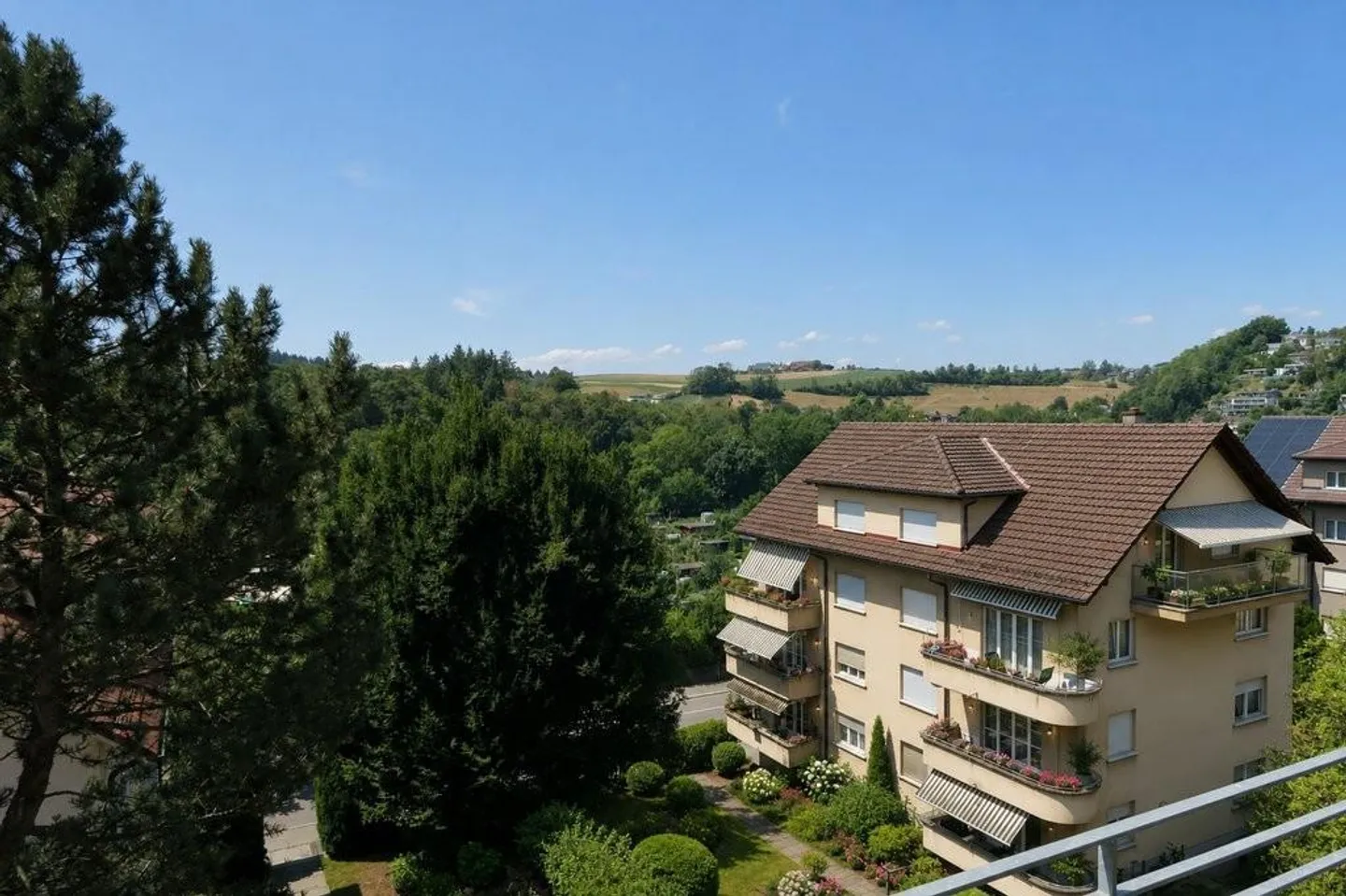 Appartamento soleggiato con vista sul verde - Foto 2 di 10