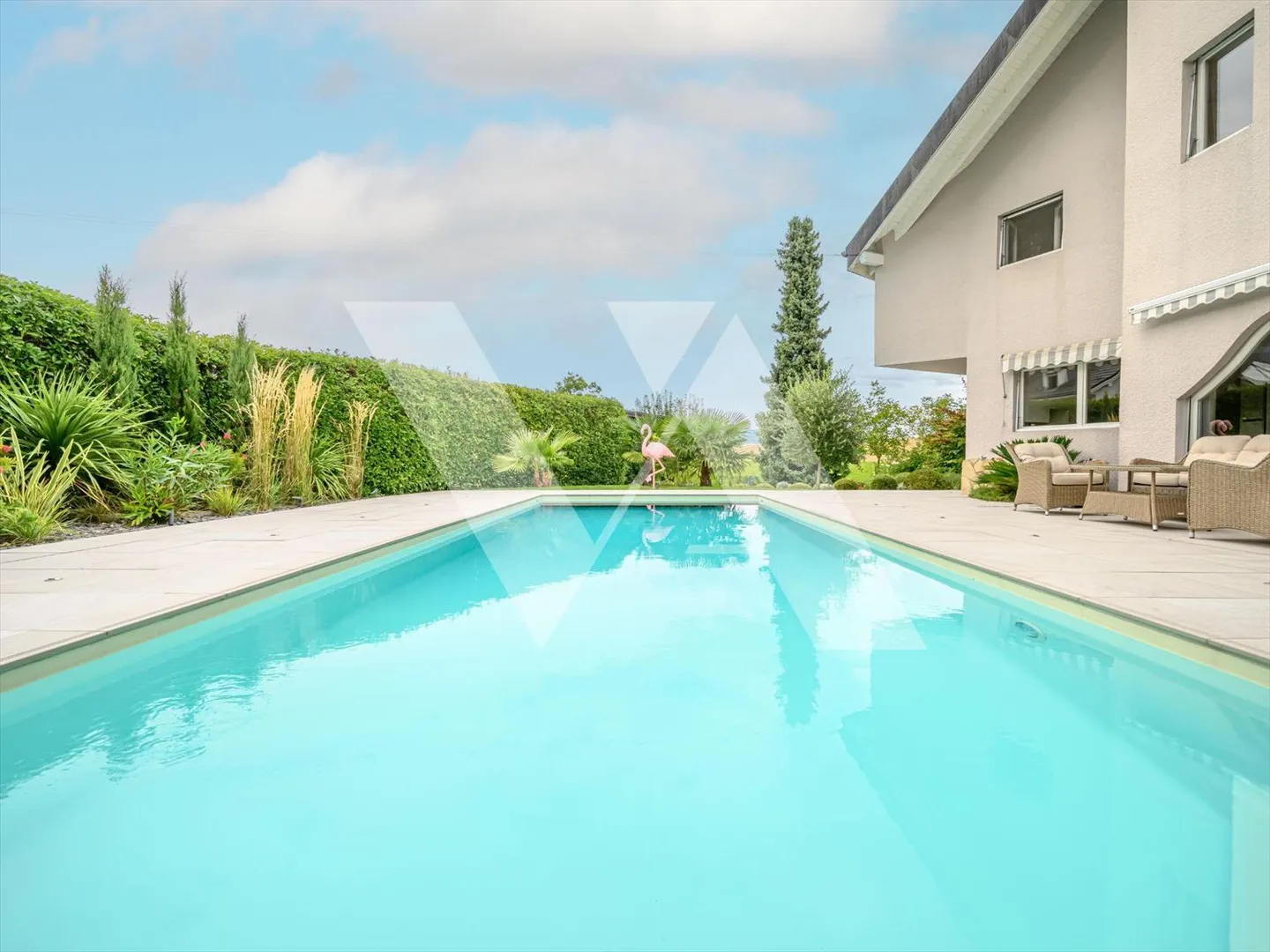 For sale - Superb architect-designed villa with swimming pool - Photo 9 of 11