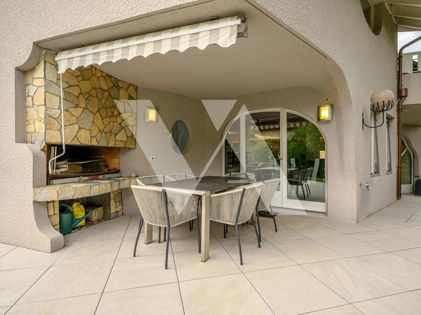 For sale - Superb architect-designed villa with swimming pool - Photo 10 of 11