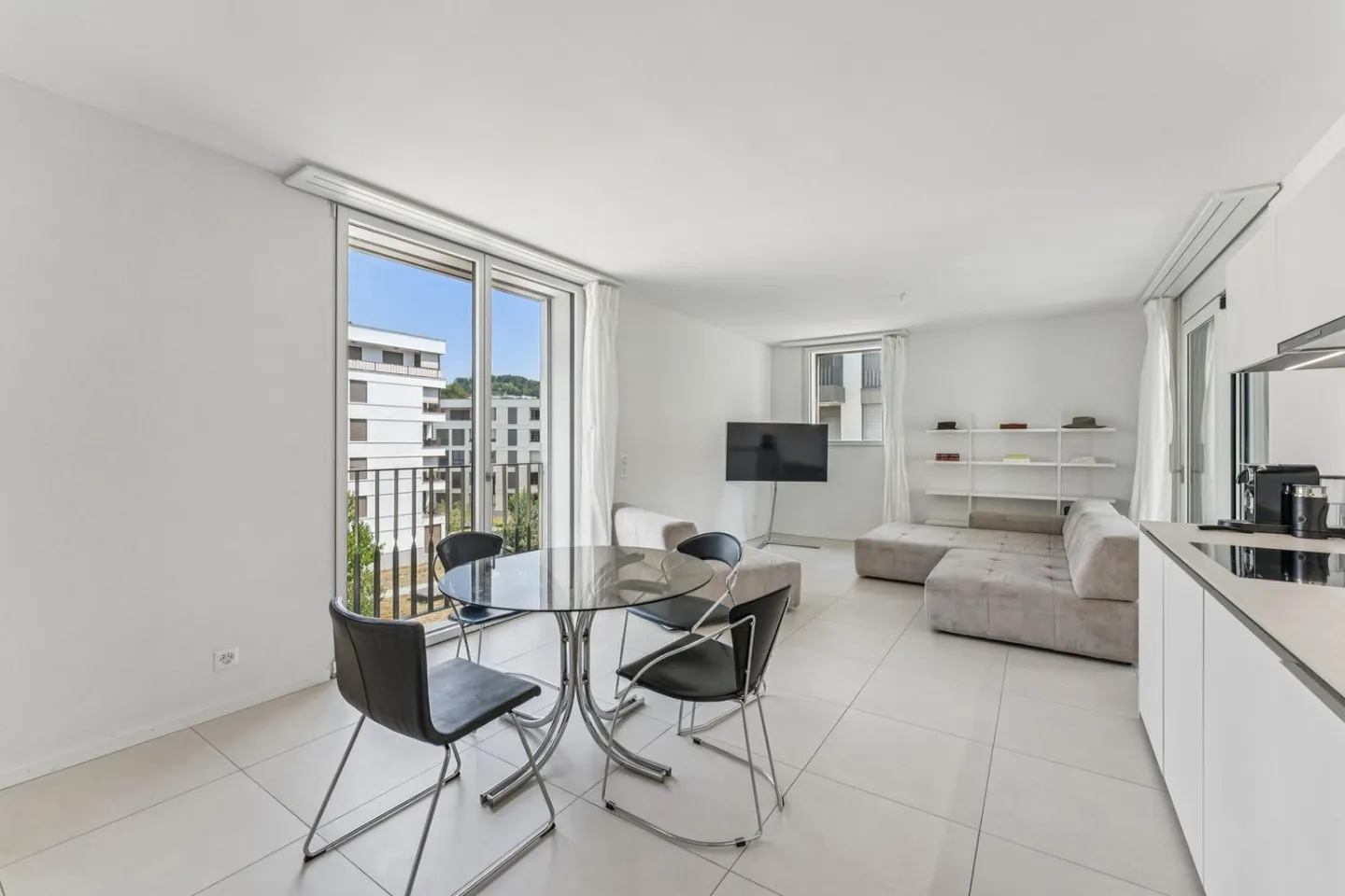 Appartamento con 3,5 stanze e balcone - Foto 4 di 13