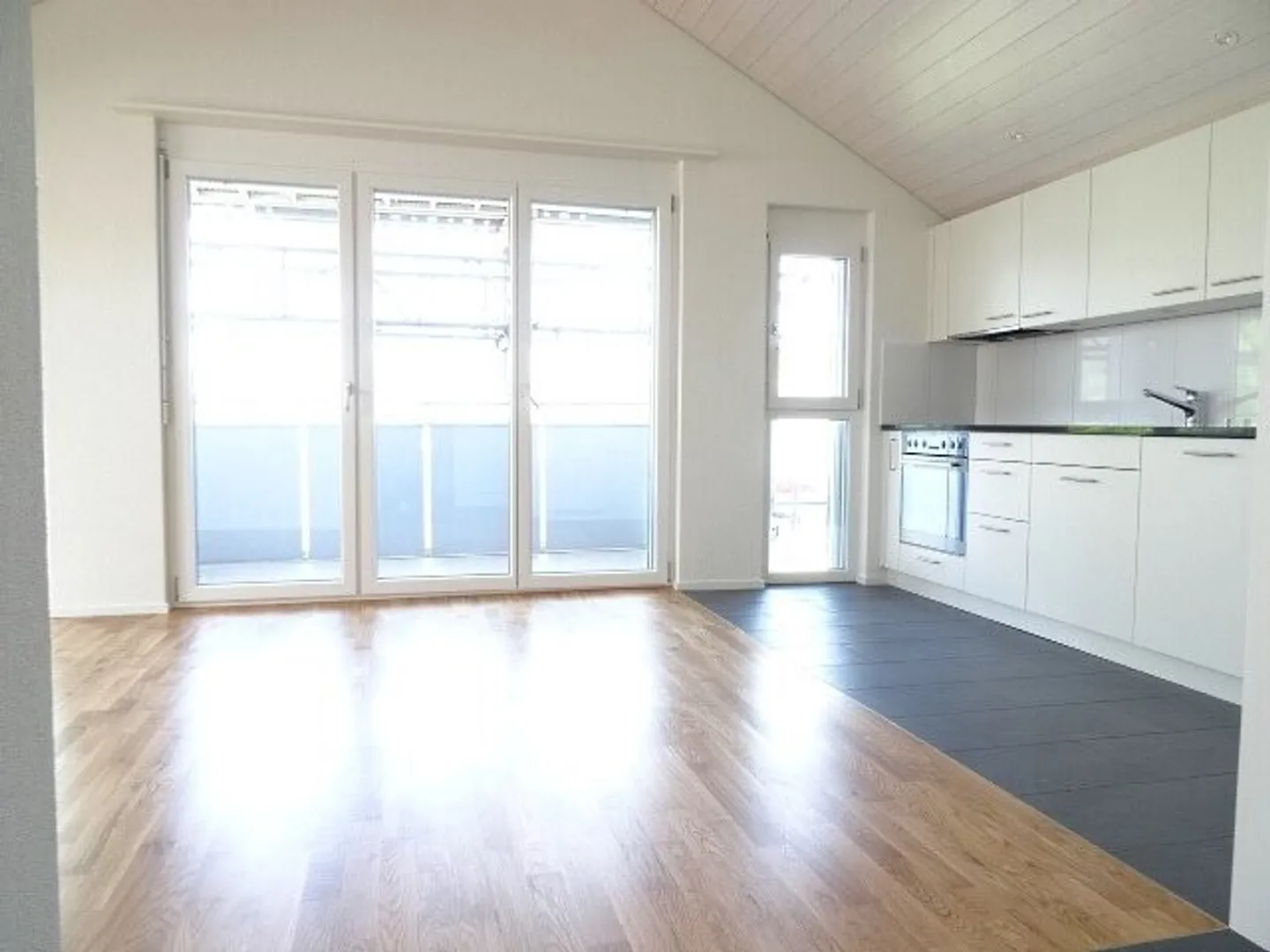 Superbe appartement de 2,5 pièces au dernier étage / 4ème étage de 47 m² avec balcon - Photo 4 sur 11