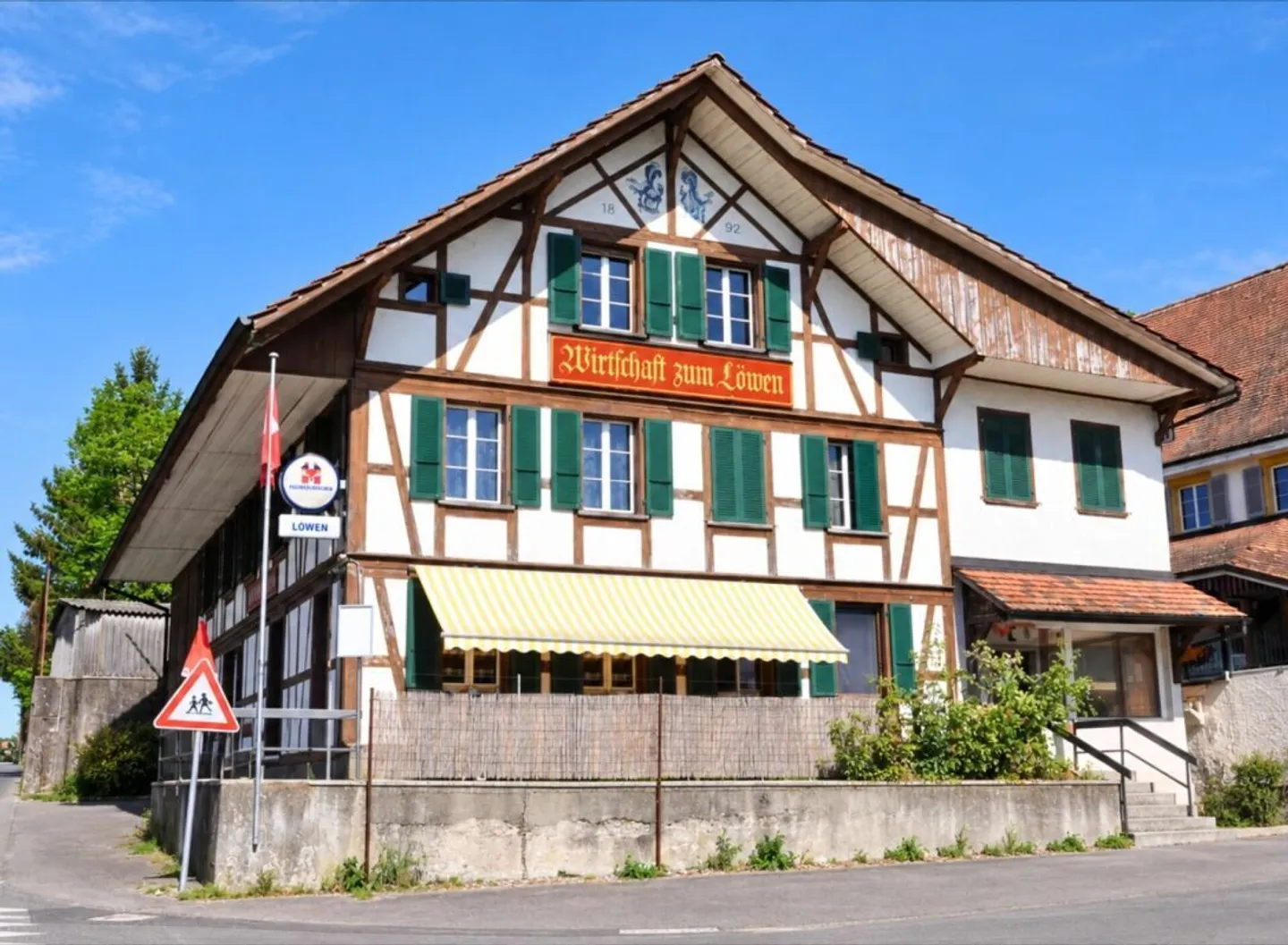 Versatile residential and commercial building with restaurant, hall, and two apartments in Mülchi - Photo 1 of 13