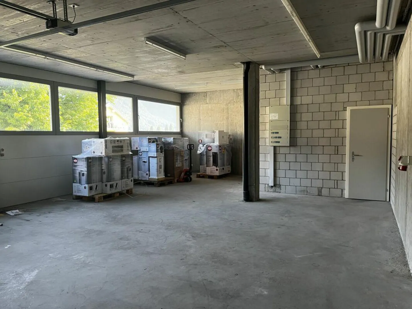 Versatile storage space including WC - Photo 2 of 4