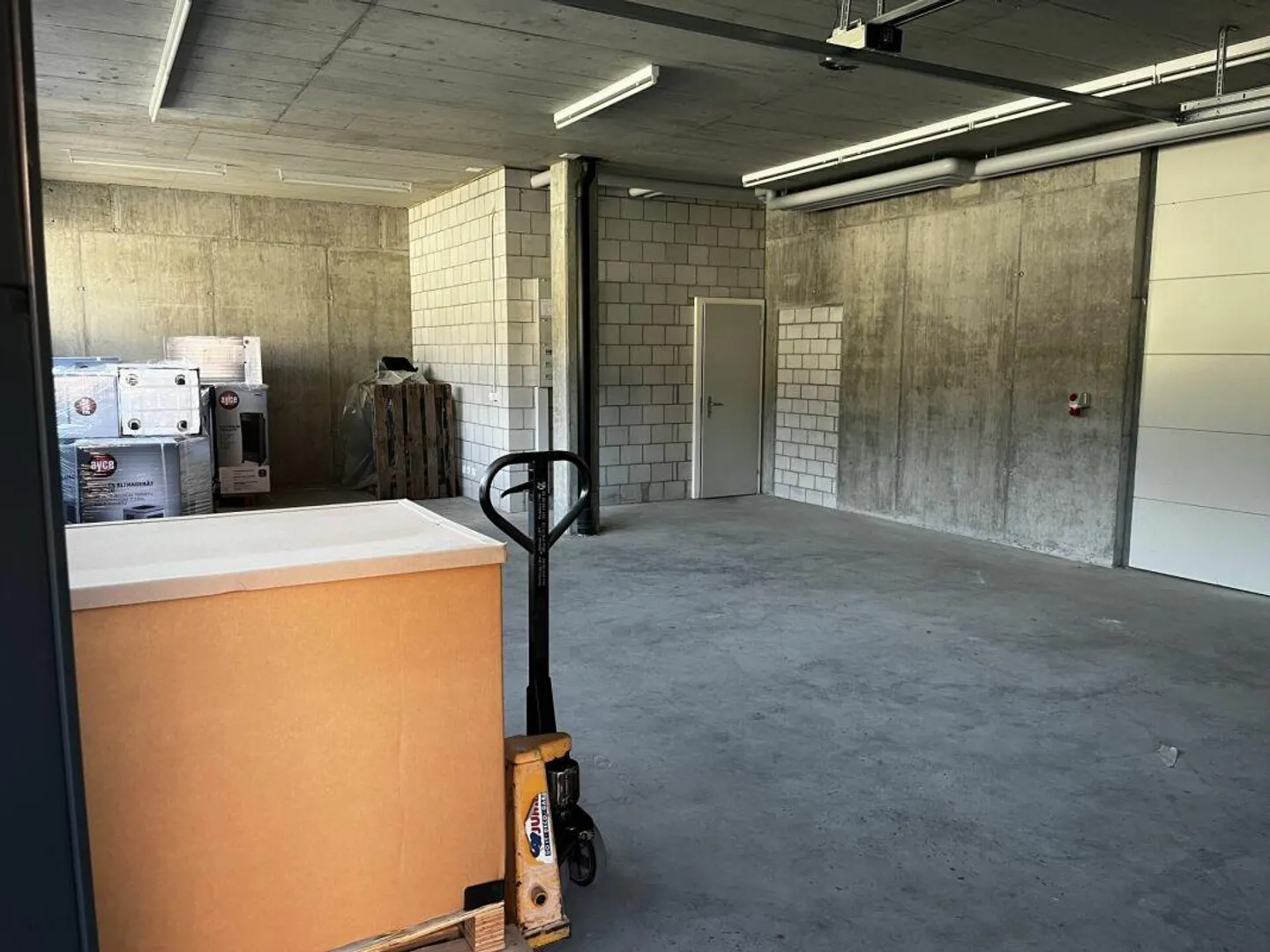 Versatile storage space including WC - Photo 3 of 4