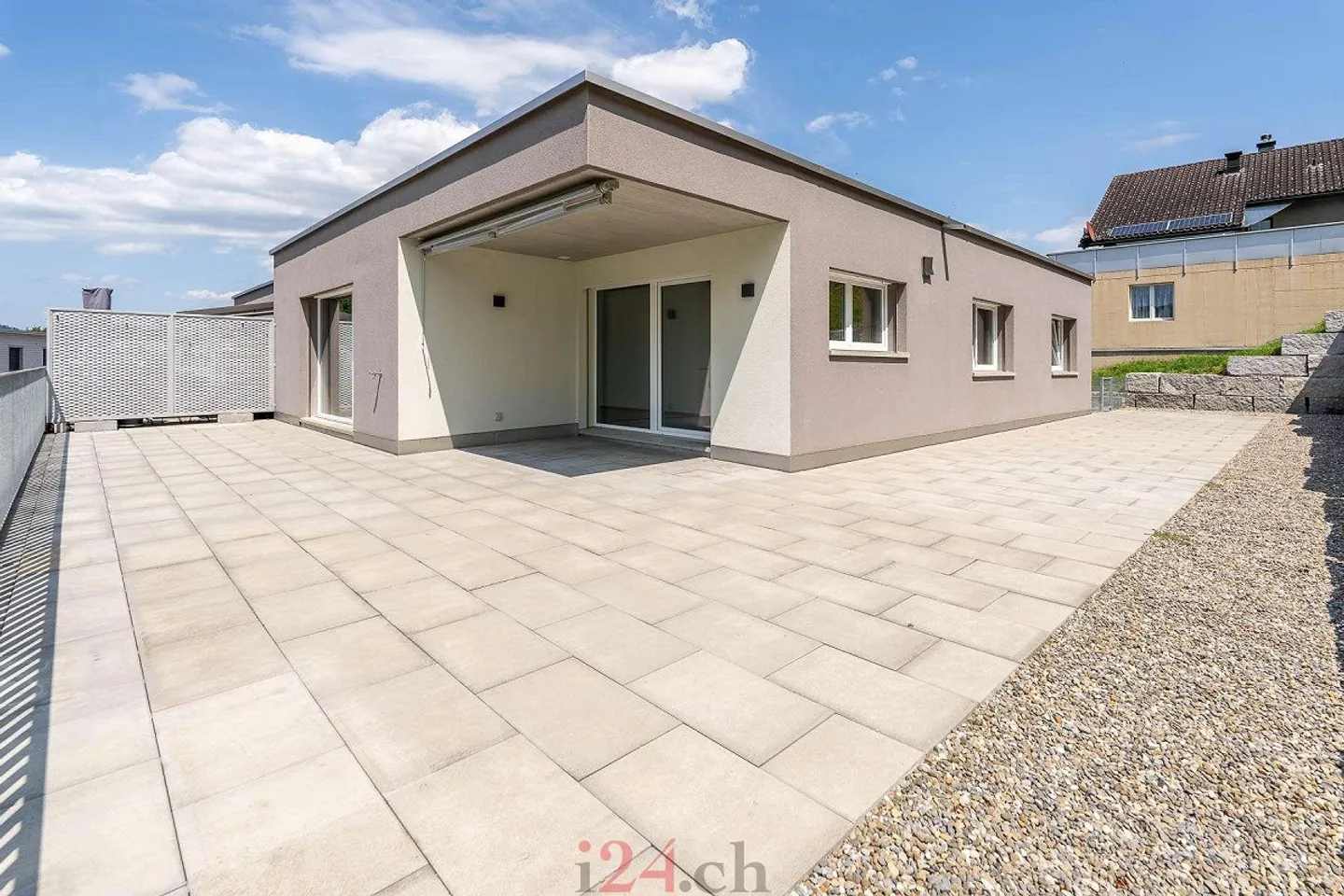 Helle Attikawohnung mit Terrasse - Foto 3 von 11