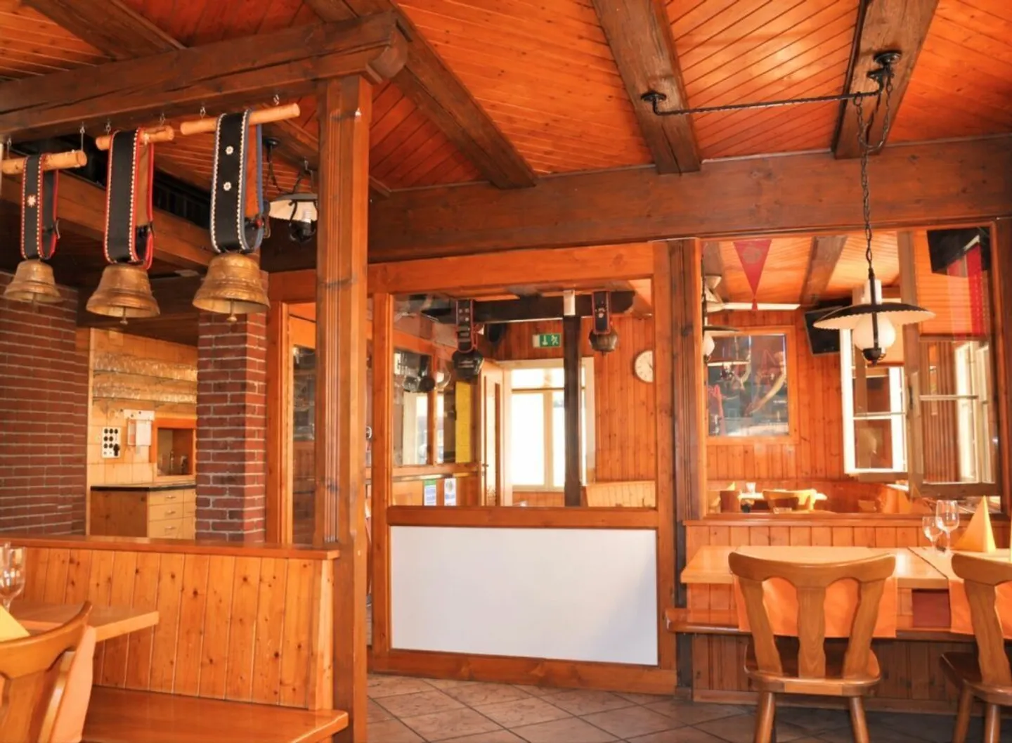 Versatile residential and commercial building with restaurant, hall, and two apartments in Mülchi - Photo 5 of 13