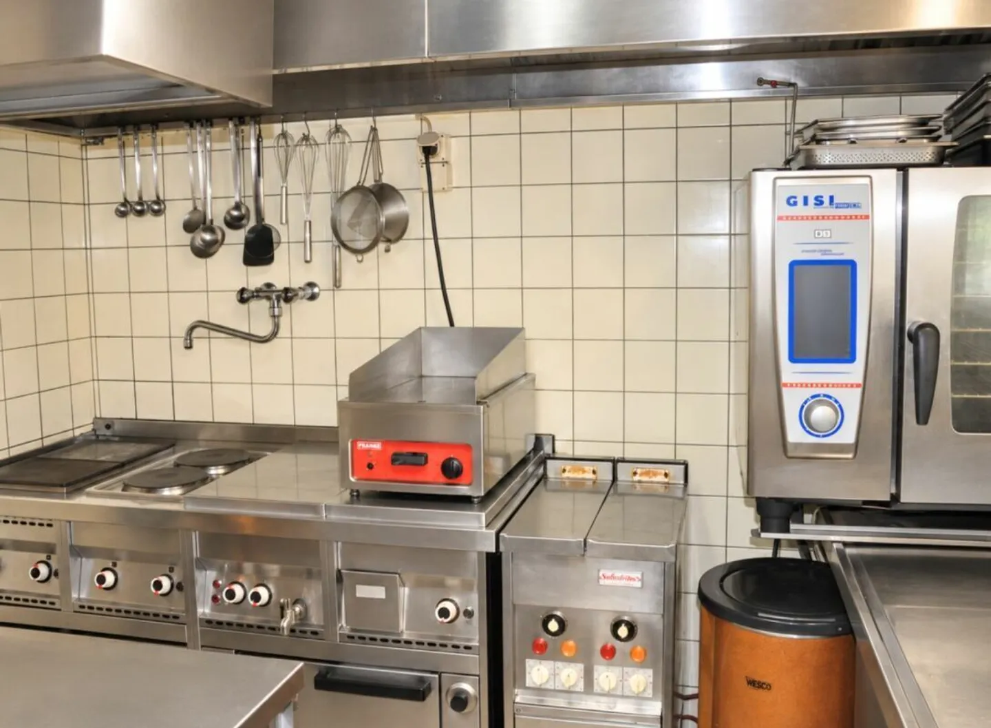 Versatile residential and commercial building with restaurant, hall, and two apartments in Mülchi - Photo 7 of 13