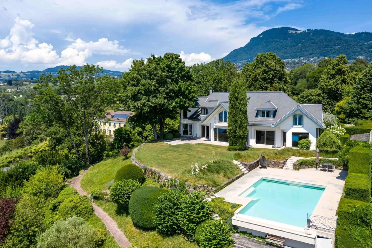 Magnificent property with 12 rooms and outdoor pool - Photo 3 of 13