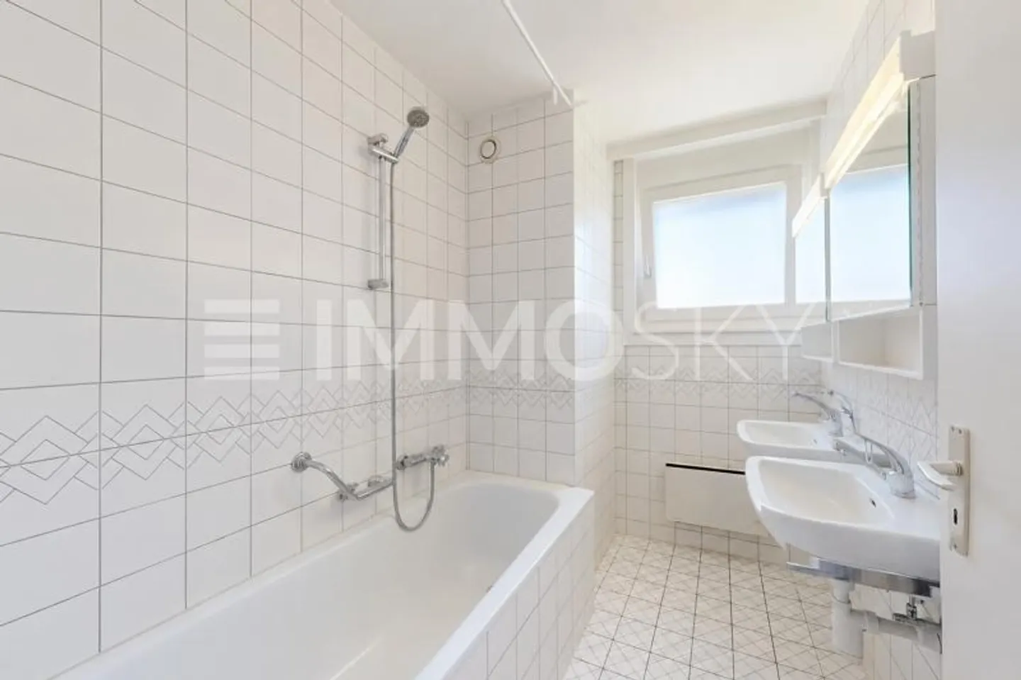 2,5 Zimmer im obersten Stock mit Aufzug - Foto 6 von 8