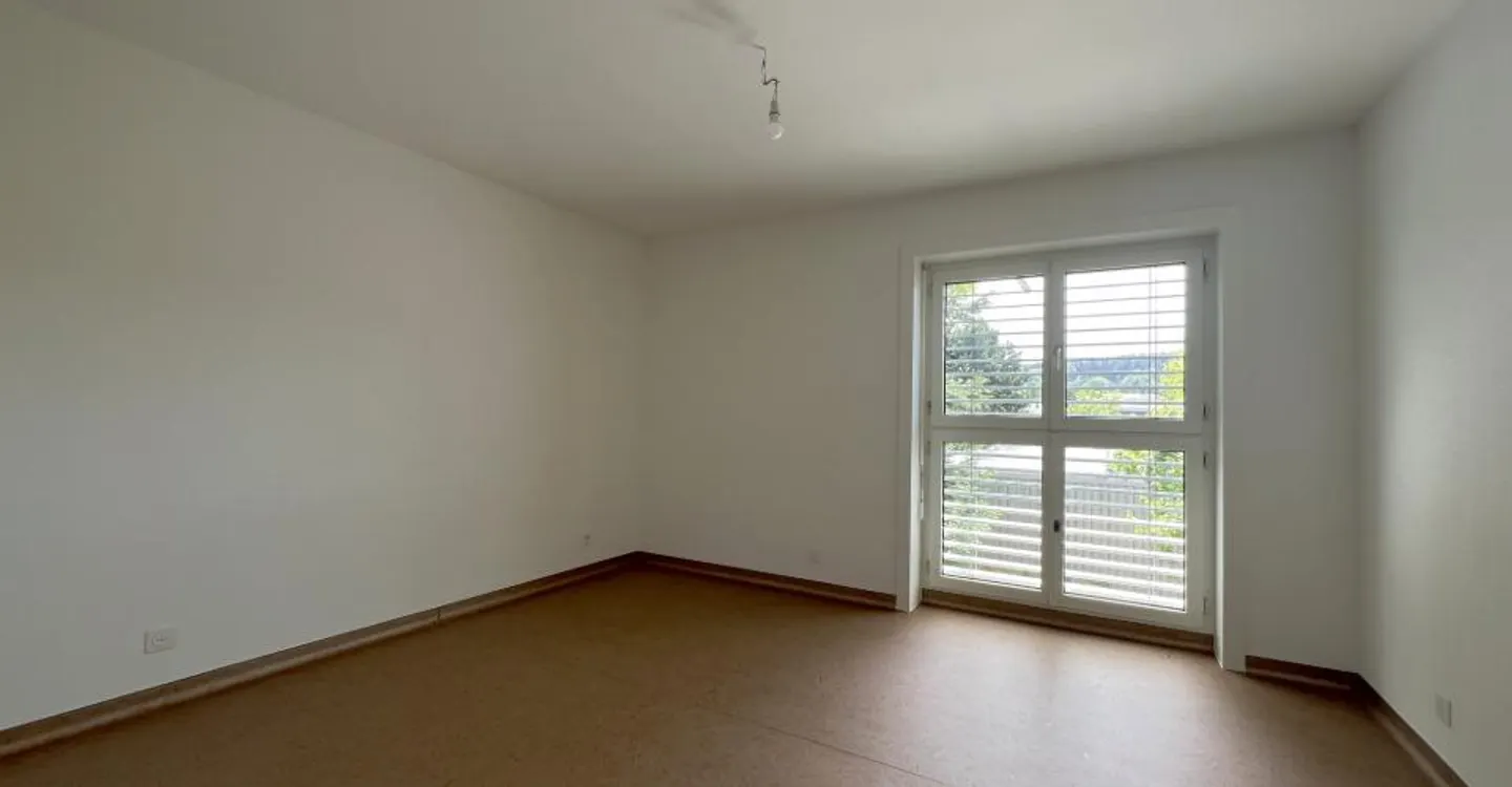 Spacieux local commercial pour bureeaux de 4.5 pièces rénové - Photo 3 sur 8