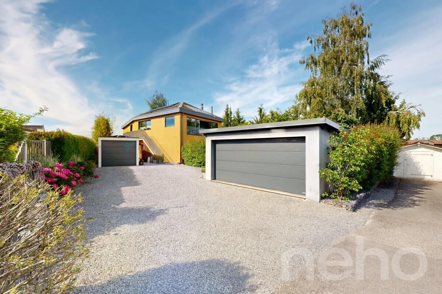 Bella casa d'architetto in un ambiente intimo e verdeggiante - Foto 2 di 13