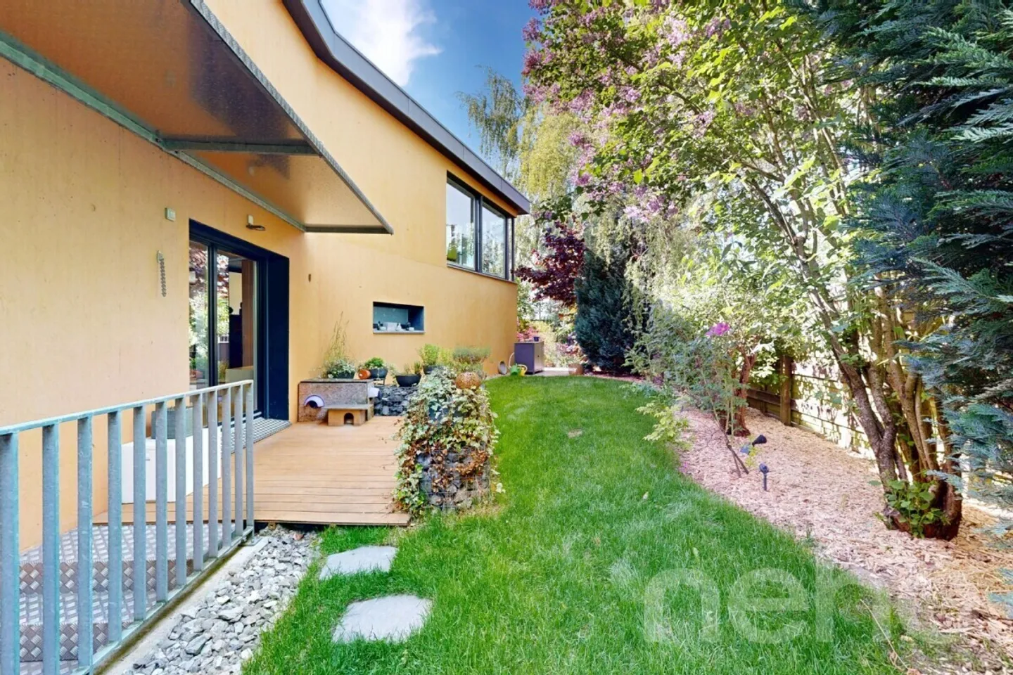 Bella casa d'architetto in un ambiente intimo e verdeggiante - Foto 3 di 13
