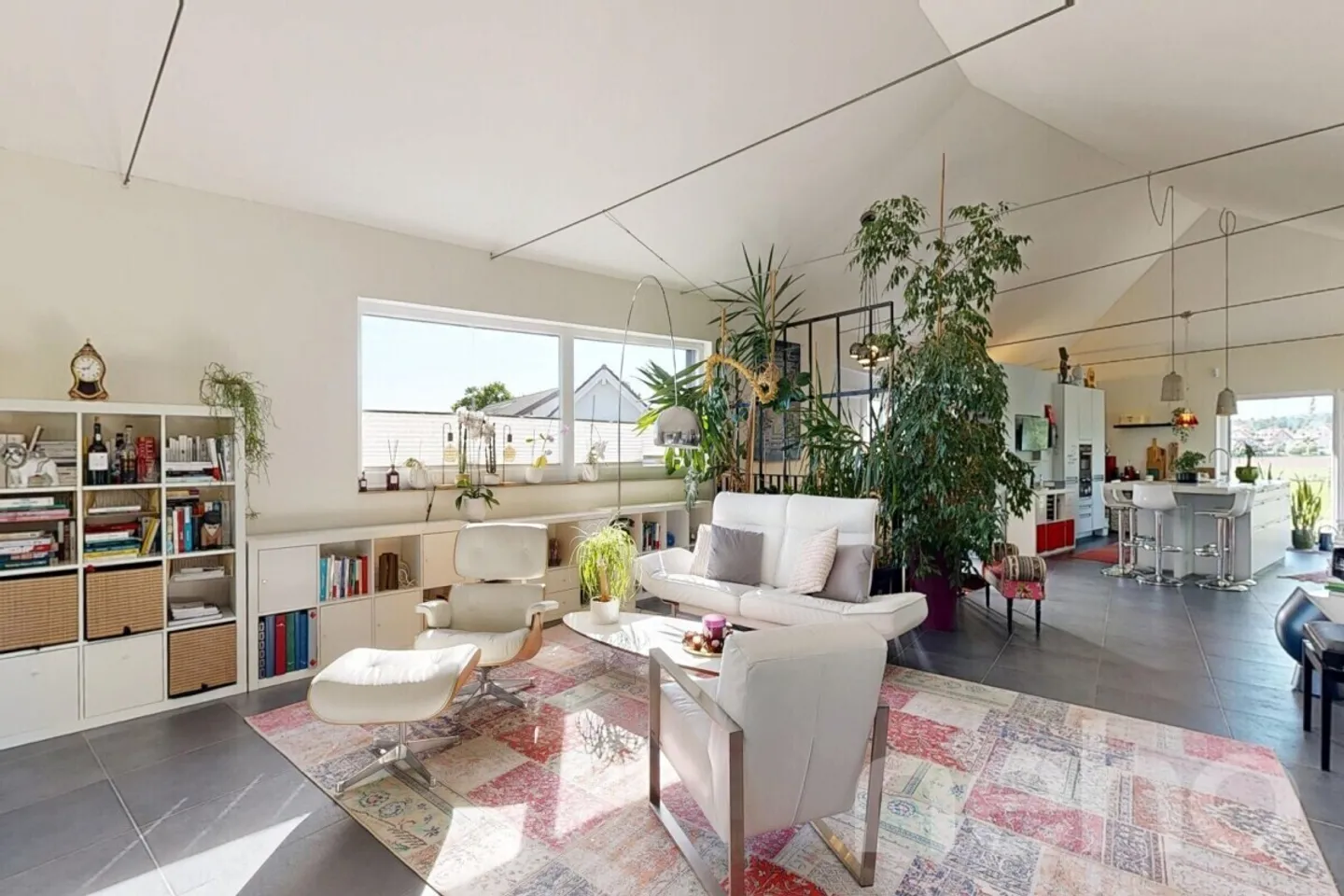 Bella casa d'architetto in un ambiente intimo e verdeggiante - Foto 1 di 13