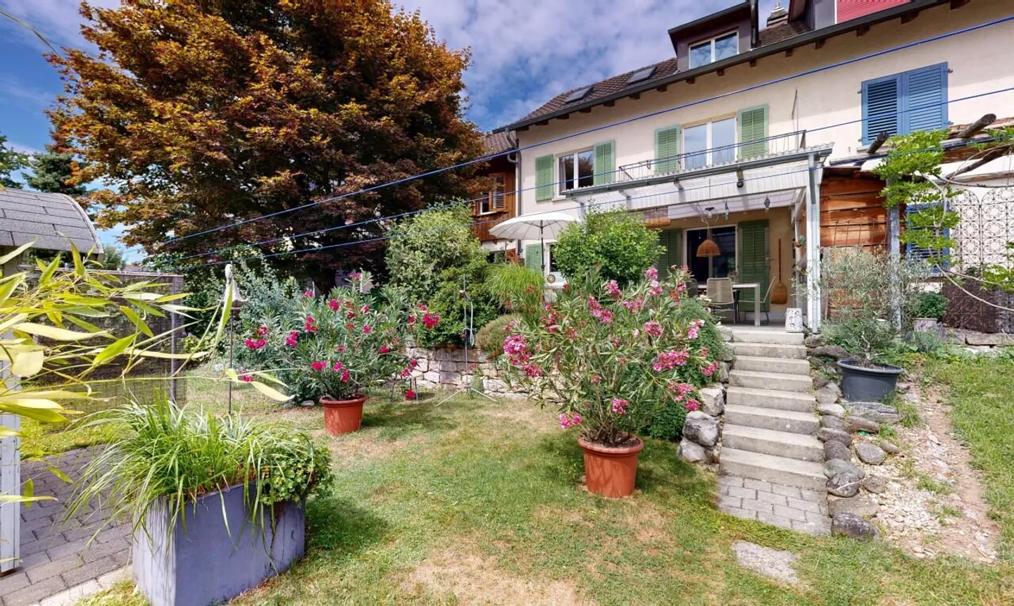 Charming terraced house in a central location in Uster - Photo 1 of 11