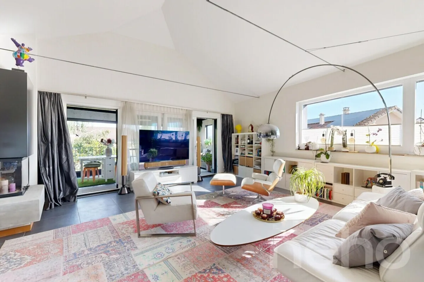 Bella casa d'architetto in un ambiente intimo e verdeggiante - Foto 5 di 13
