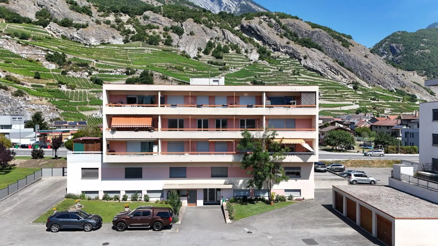 Brightly renovated 3.5-room apartment offering a gross area of 79 m² - Photo 1 of 12