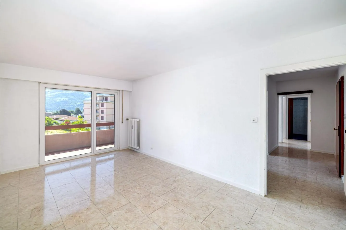Brightly renovated 3.5-room apartment offering a gross area of 79 m² - Photo 6 of 12