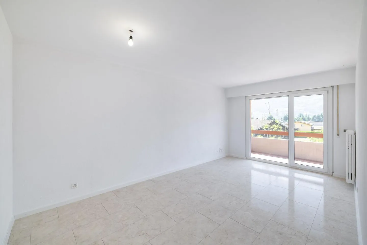 Brightly renovated 3.5-room apartment offering a gross area of 79 m² - Photo 7 of 12
