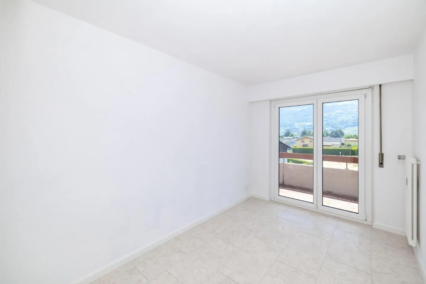 Brightly renovated 3.5-room apartment offering a gross area of 79 m² - Photo 8 of 12