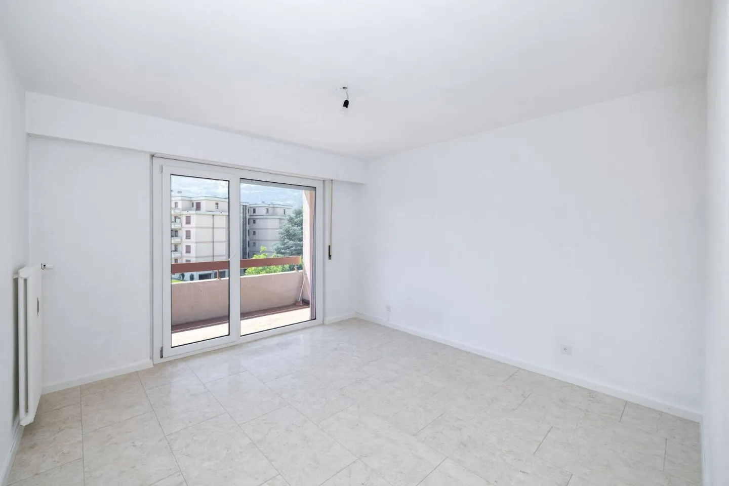 Brightly renovated 3.5-room apartment offering a gross area of 79 m² - Photo 9 of 12
