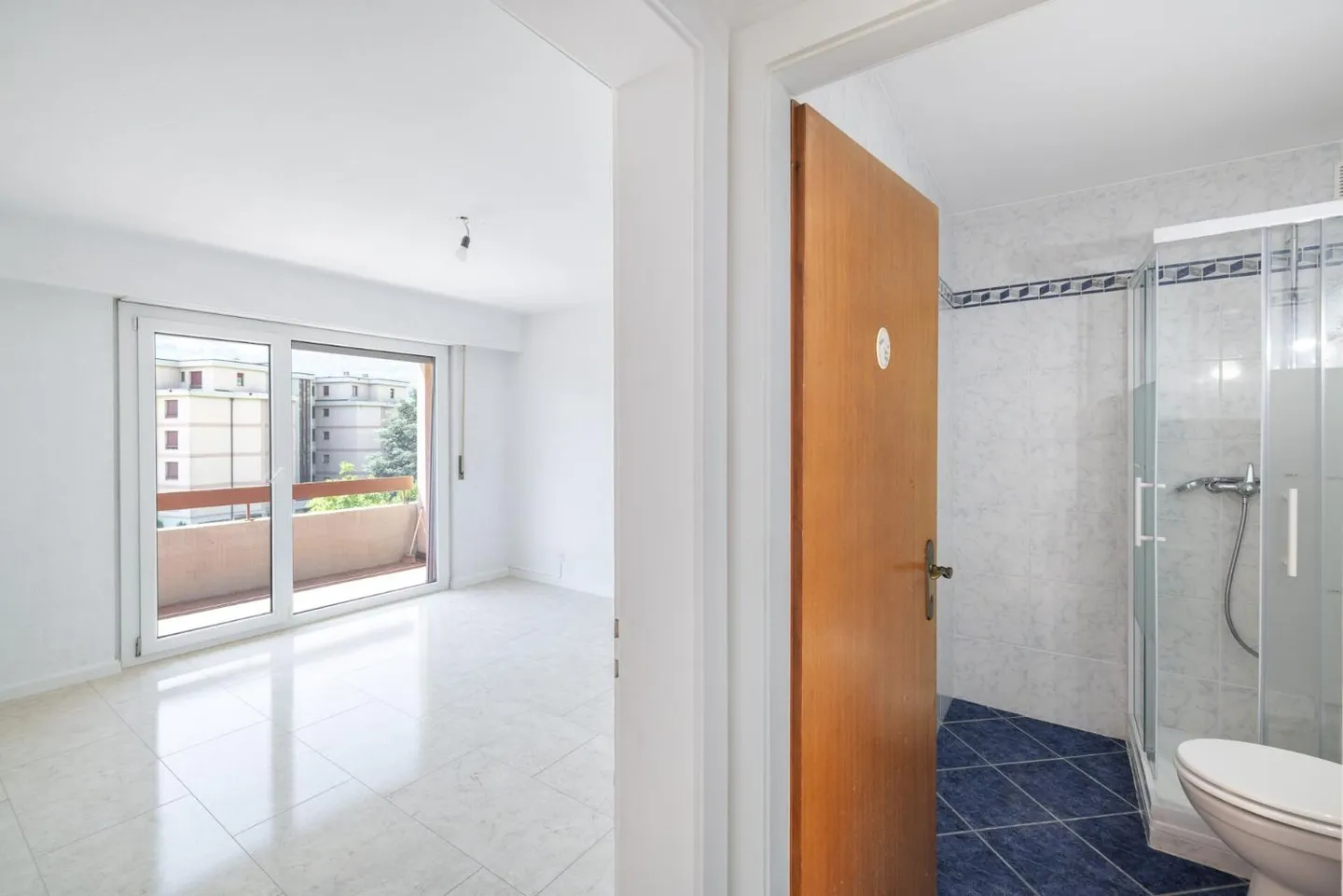 Brightly renovated 3.5-room apartment offering a gross area of 79 m² - Photo 10 of 12