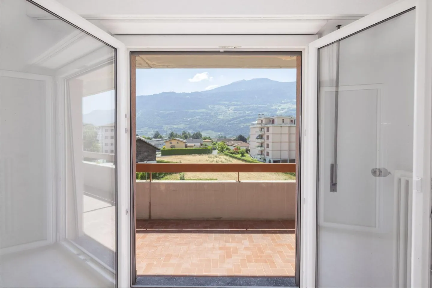 Brightly renovated 3.5-room apartment offering a gross area of 79 m² - Photo 2 of 12