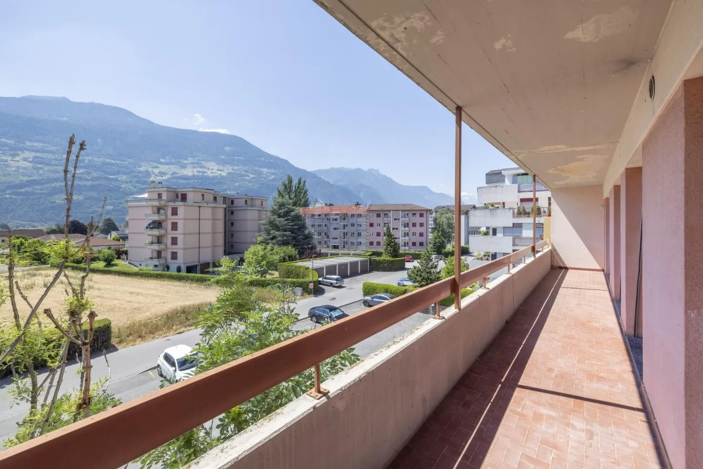 Brightly renovated 3.5-room apartment offering a gross area of 79 m² - Photo 3 of 12