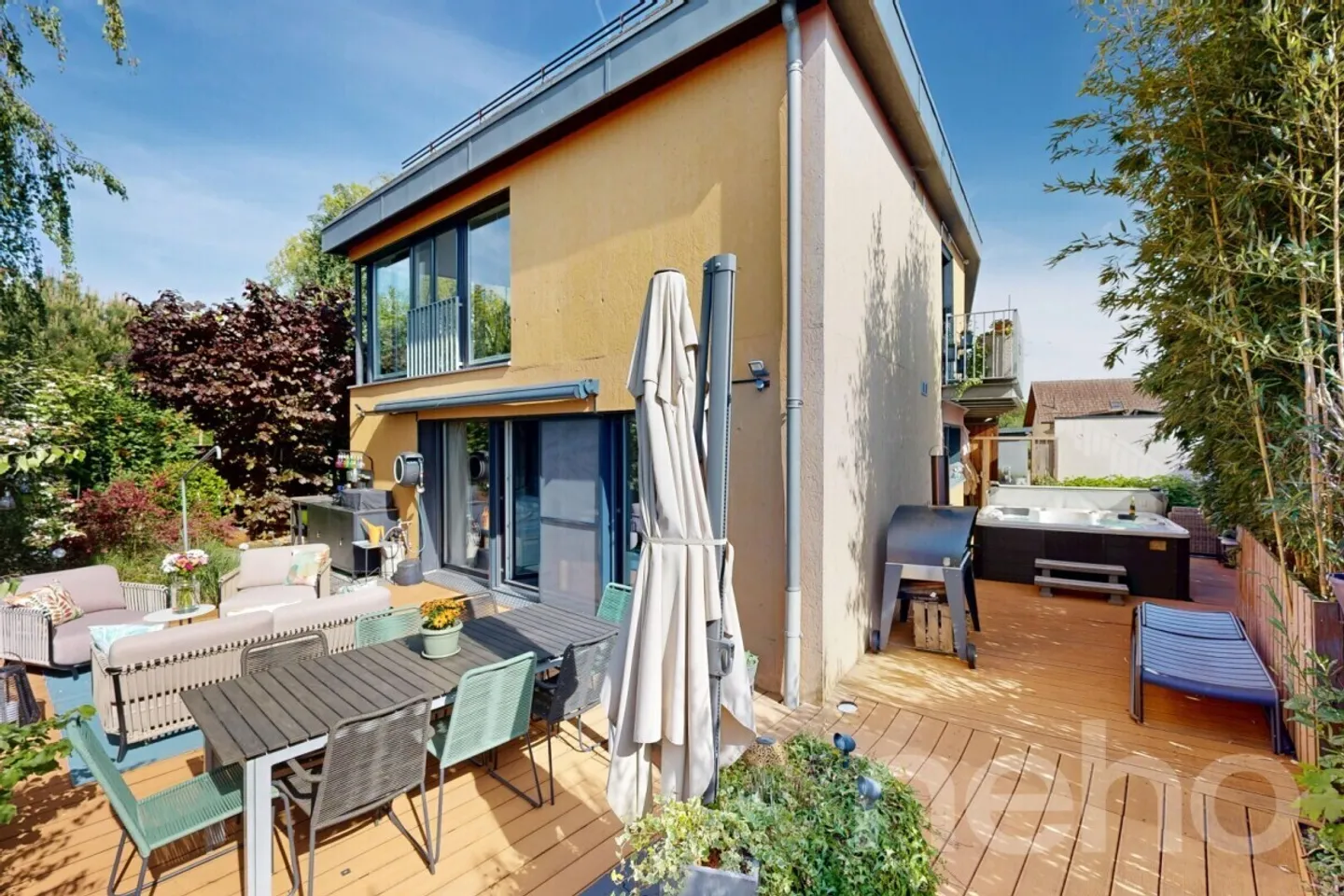 Bella casa d'architetto in un ambiente intimo e verdeggiante - Foto 9 di 13