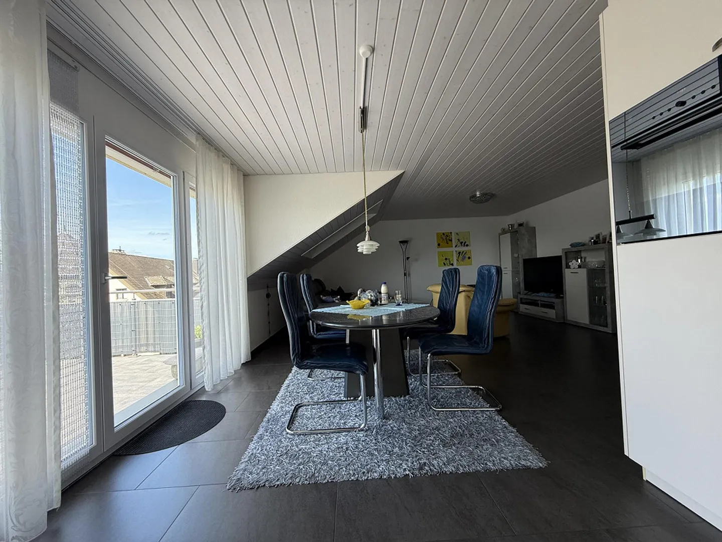 4.5-Room Penthouse with Balcony and Panoramic View - Photo 5 of 20