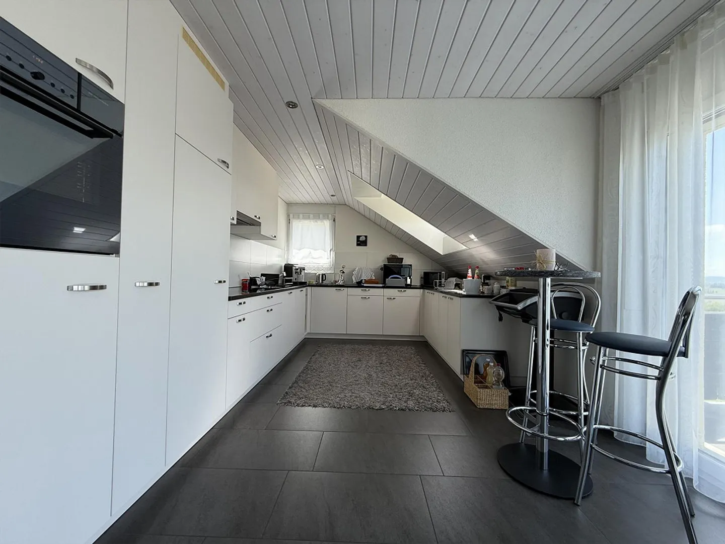 4.5-Room Penthouse with Balcony and Panoramic View - Photo 6 of 20