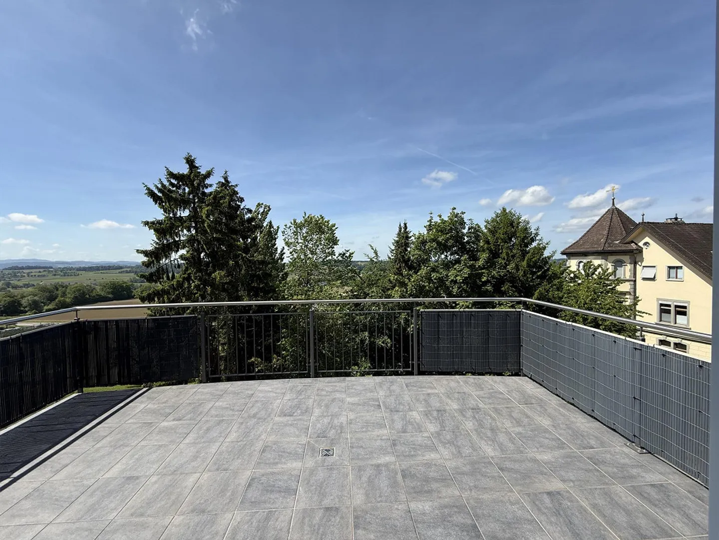 4.5-Room Penthouse with Balcony and Panoramic View - Photo 16 of 20