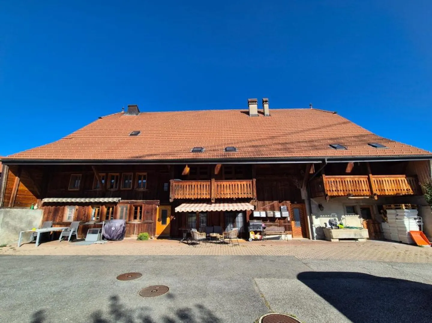 Residential building - Photo 2 of 8