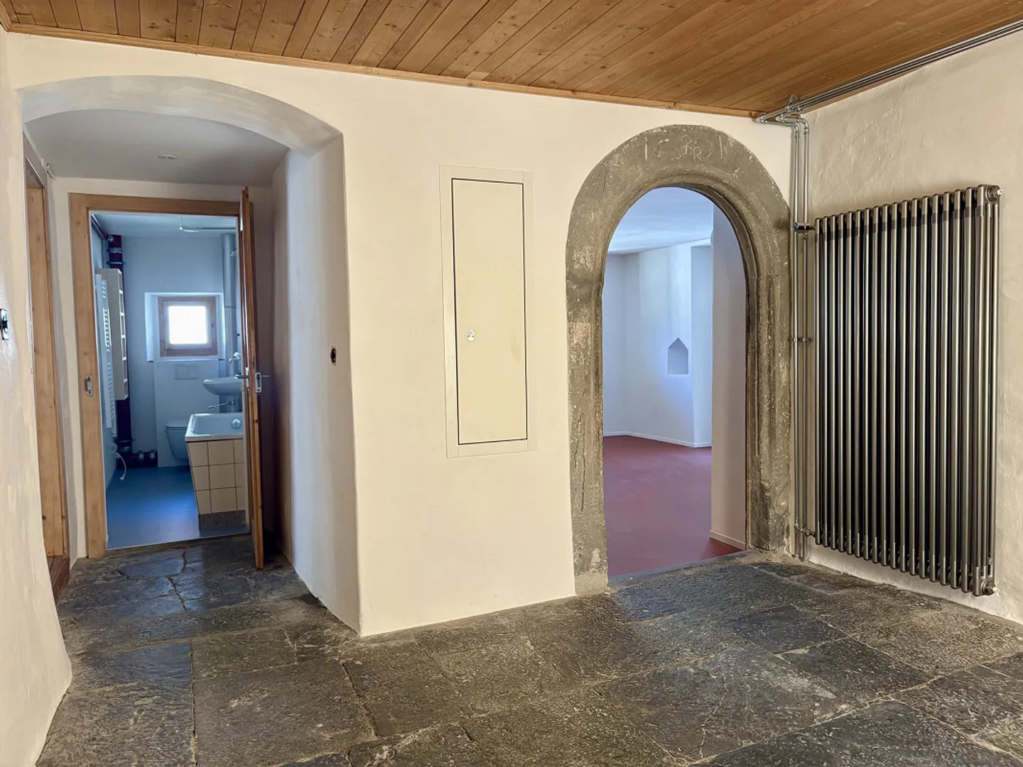 Spacious 3.5-room apartment in a historic, newly renovated house - Photo 10 of 17