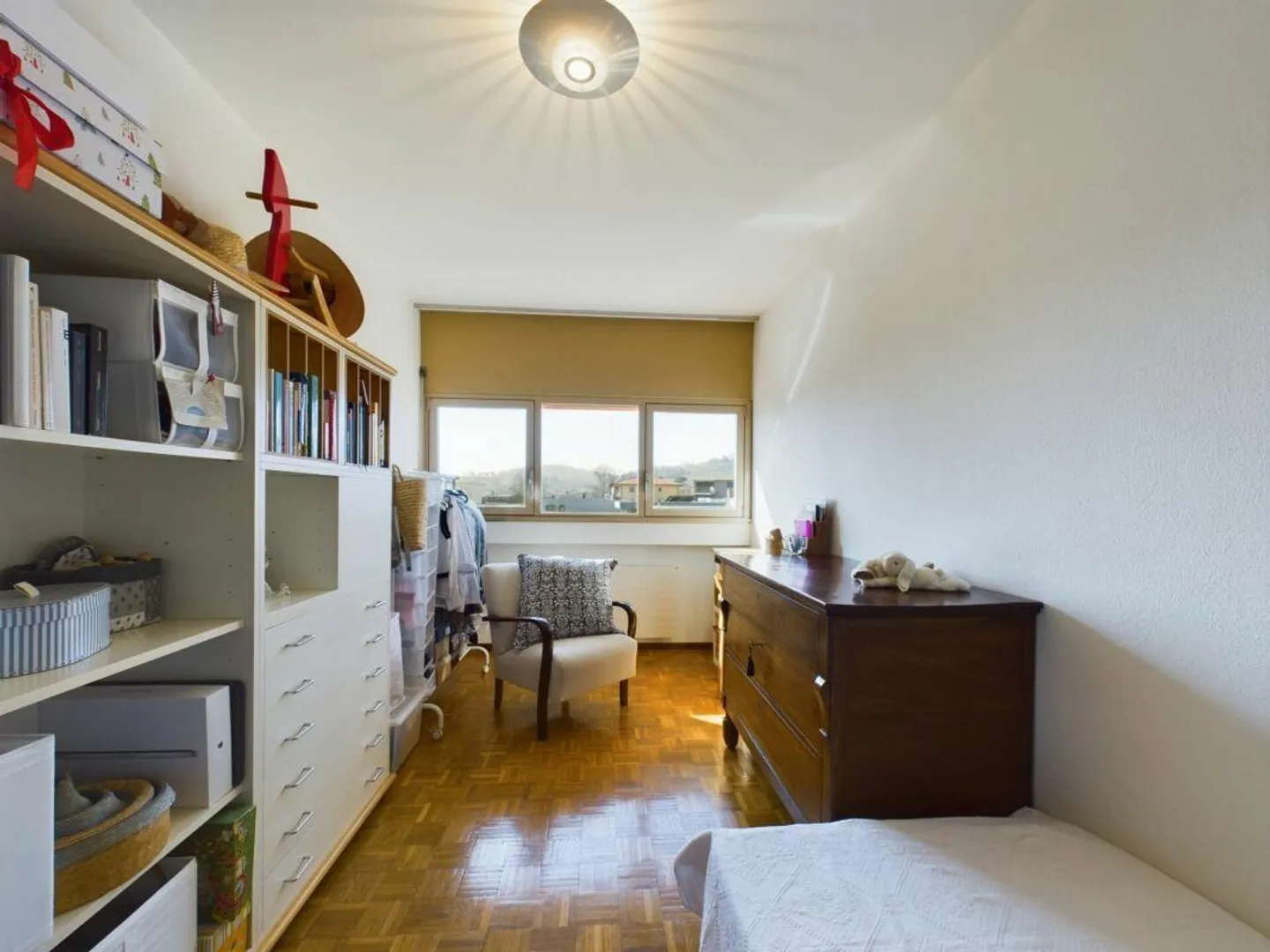 Helle Einfamilienvilla mit großem flachem Garten - Foto 9 von 15