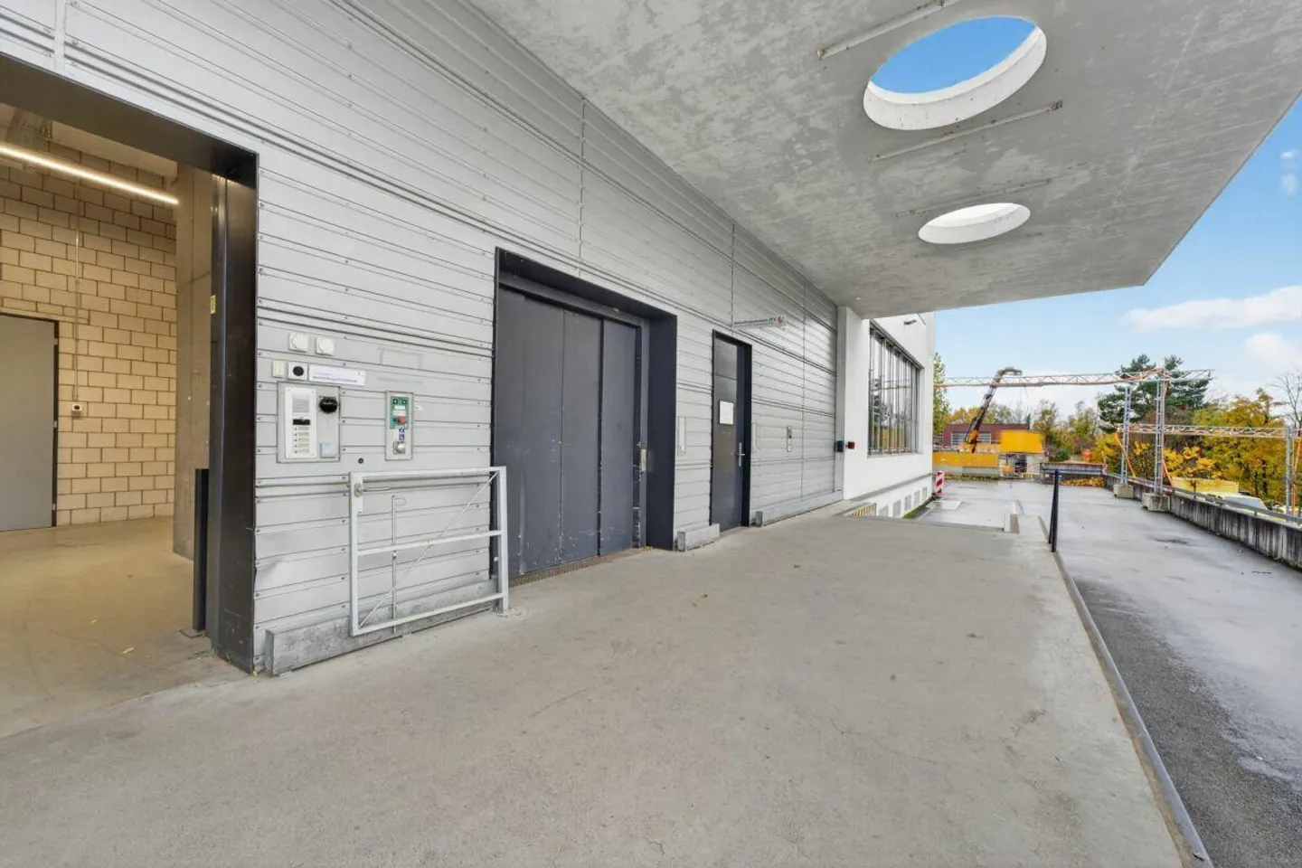 Grosszügige Gewerbehallen mit idealer Infrastruktur - Foto 2 von 8