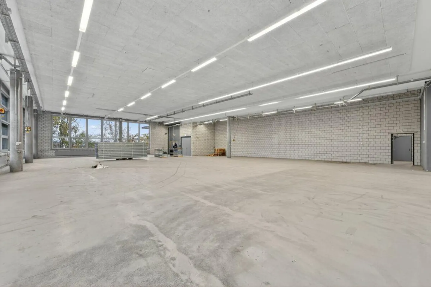 Grosszügige Gewerbehallen mit idealer Infrastruktur - Foto 8 von 8