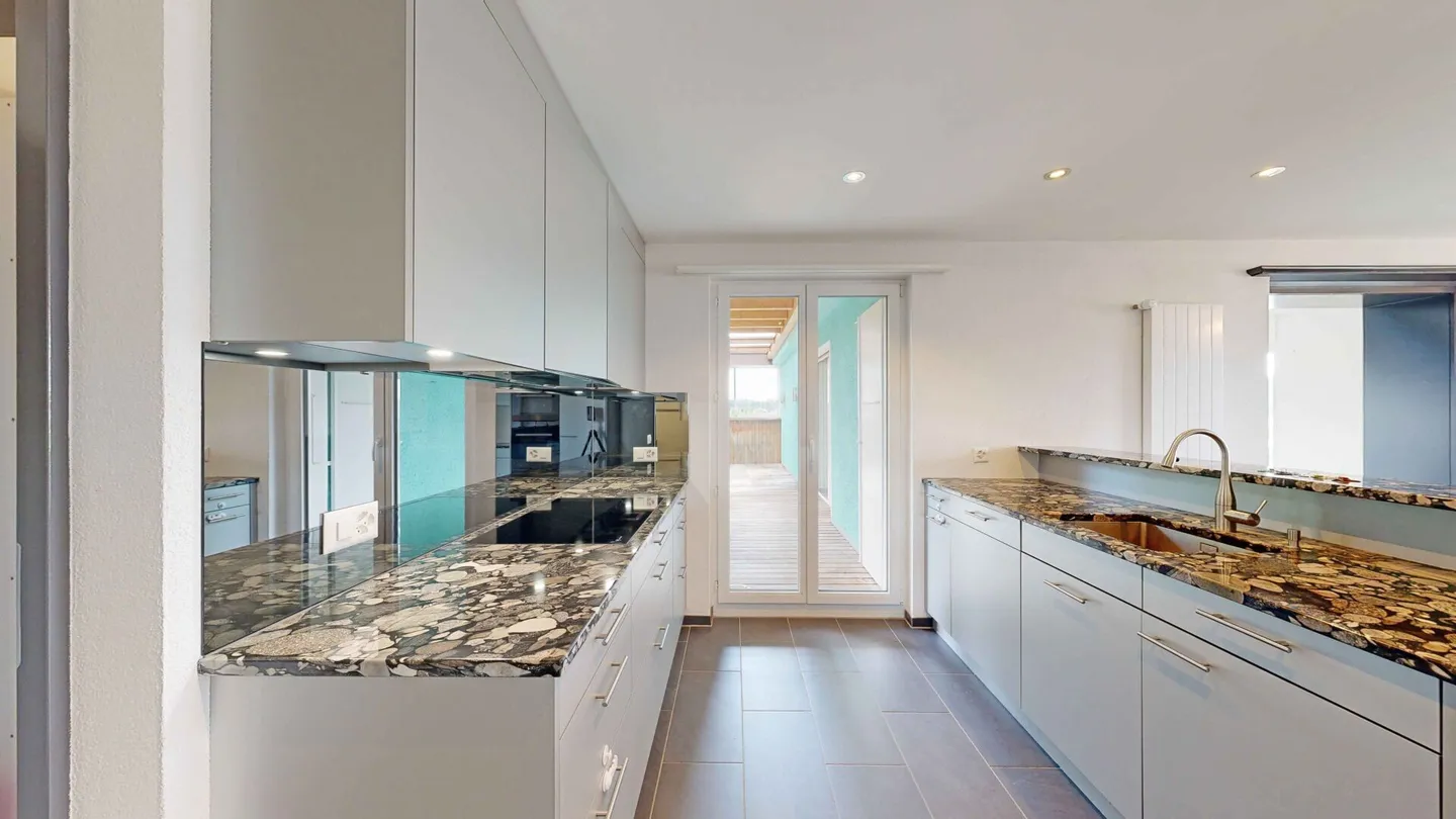 Renovated 5.5 Room Single-Family House with Private Forest! A True Gem for Connoisseurs and Nature Lovers - Photo 4 of 13