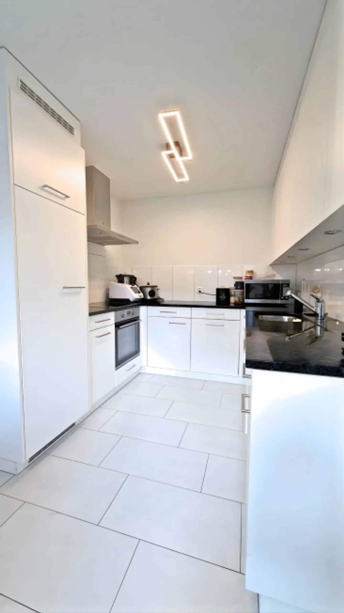 Attractive and bright 2.5-room garden apartment with underground parking - Photo 2 of 9