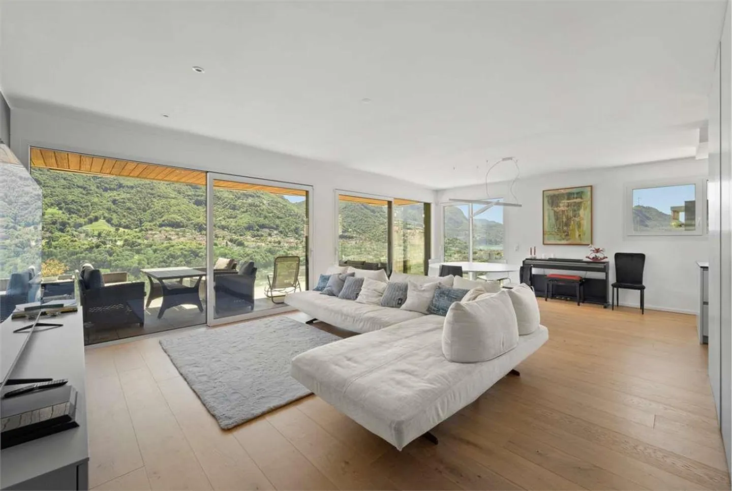 3.5 Room Apartment Corner with Lake View and Garden - Photo 3 of 13