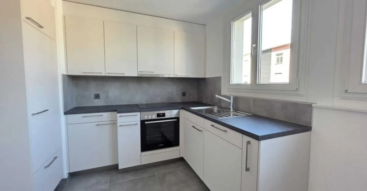 Beautiful renovated apartment - Photo 2 of 10