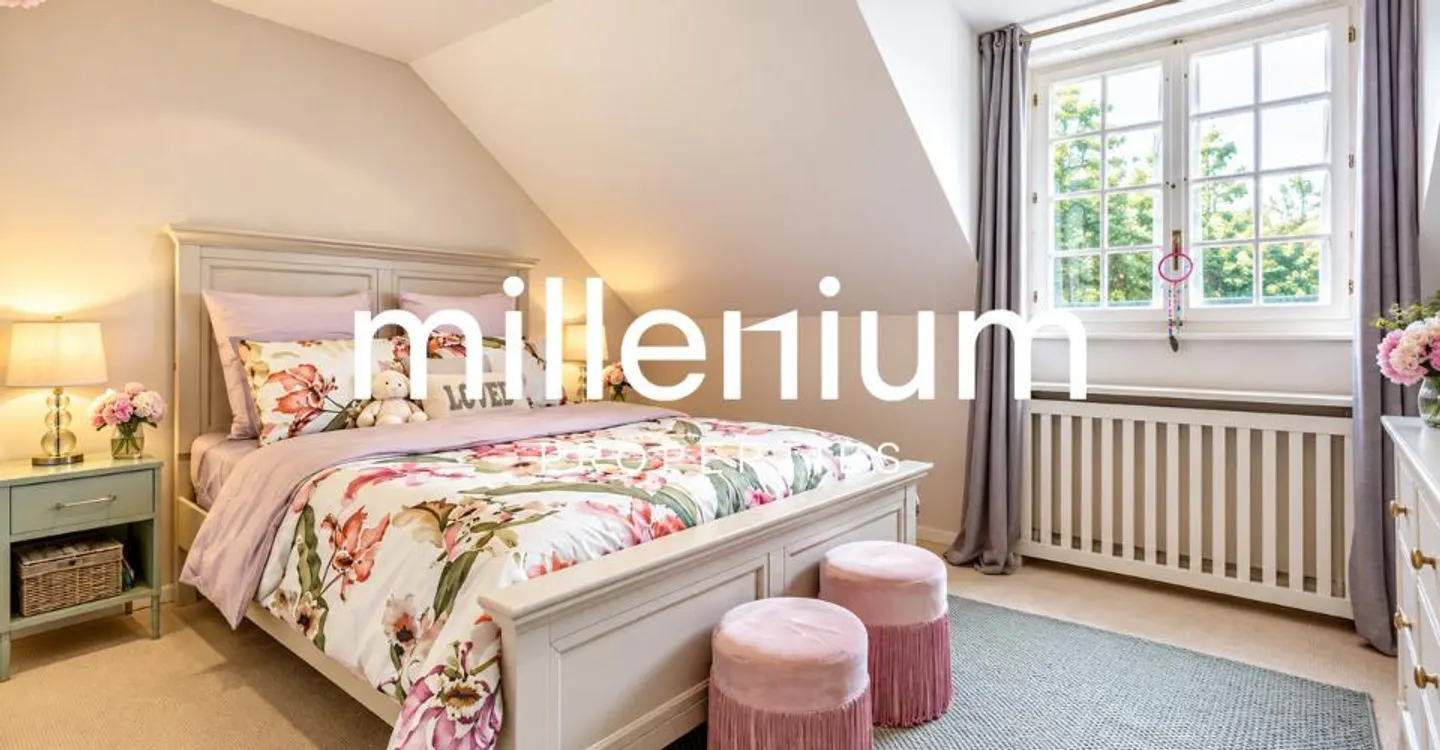 Casa in stile classico con piscina nel cuore di un bellissimo giardino - Foto 4 di 12