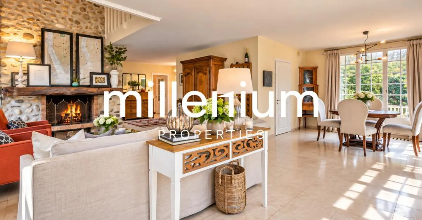 Casa in stile classico con piscina nel cuore di un bellissimo giardino - Foto 7 di 12