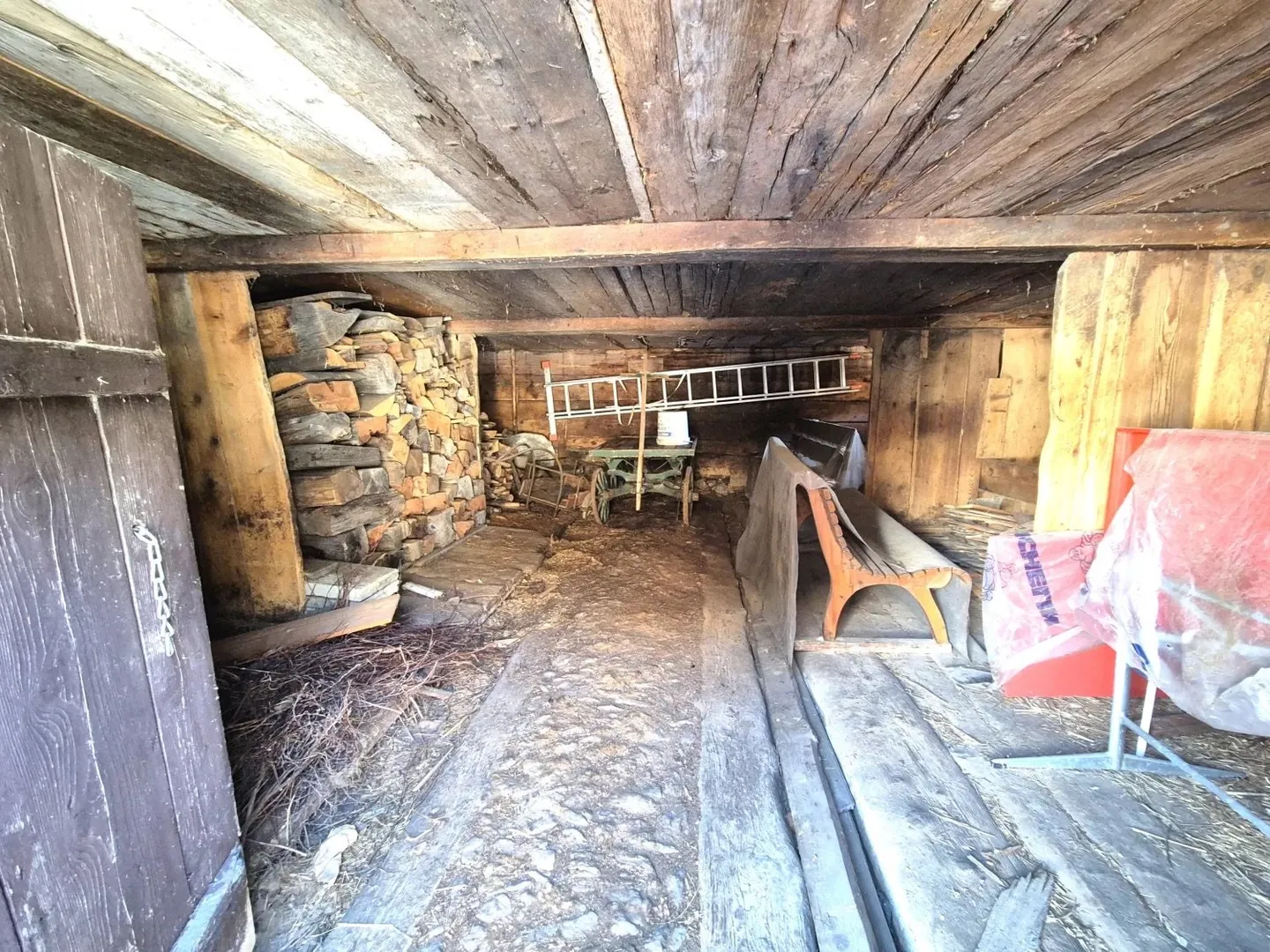 Fienile in tipico stile vallesano nel mezzo di Fiesch - Foto 5 di 11