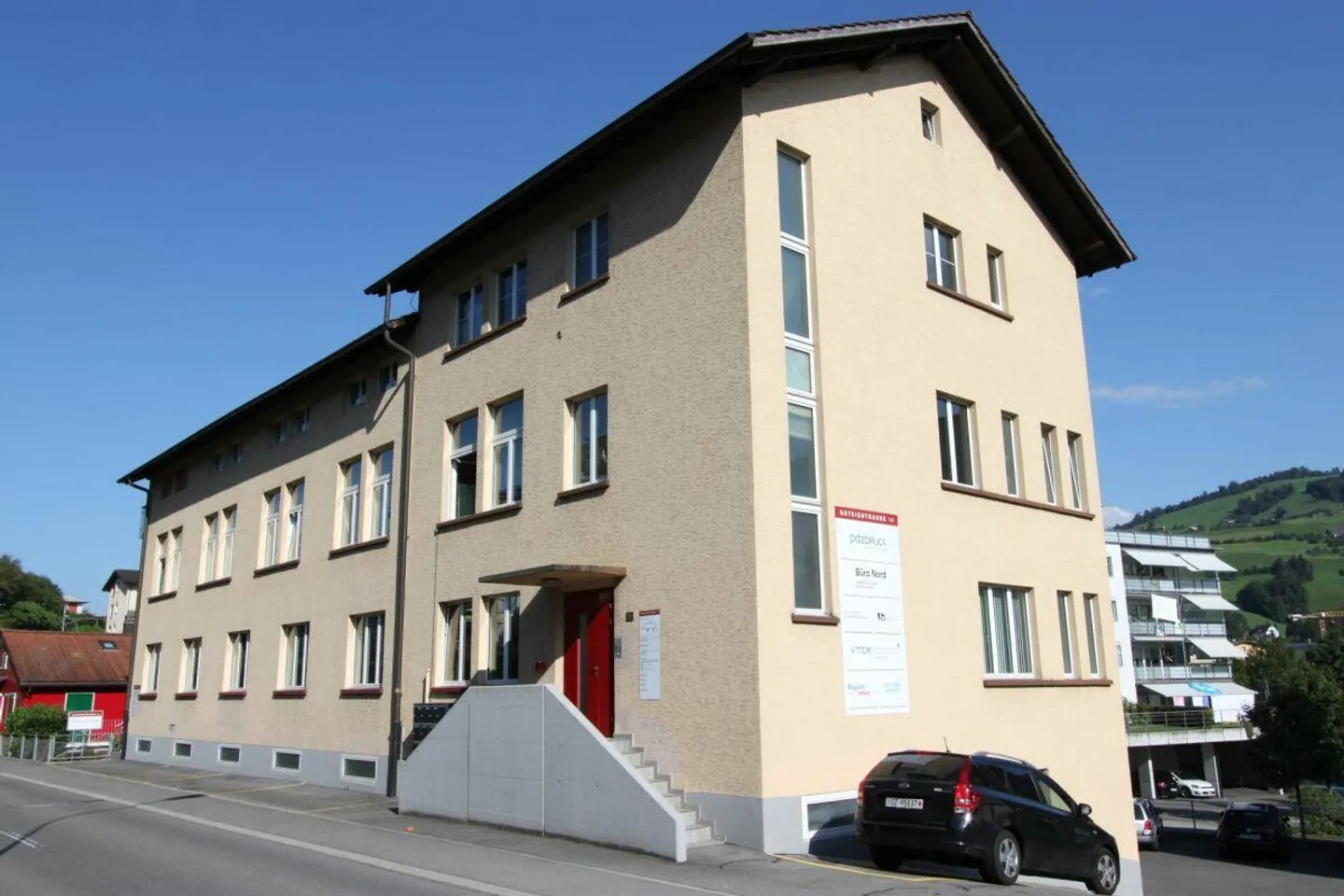 Office near the train station - Photo 1 of 6