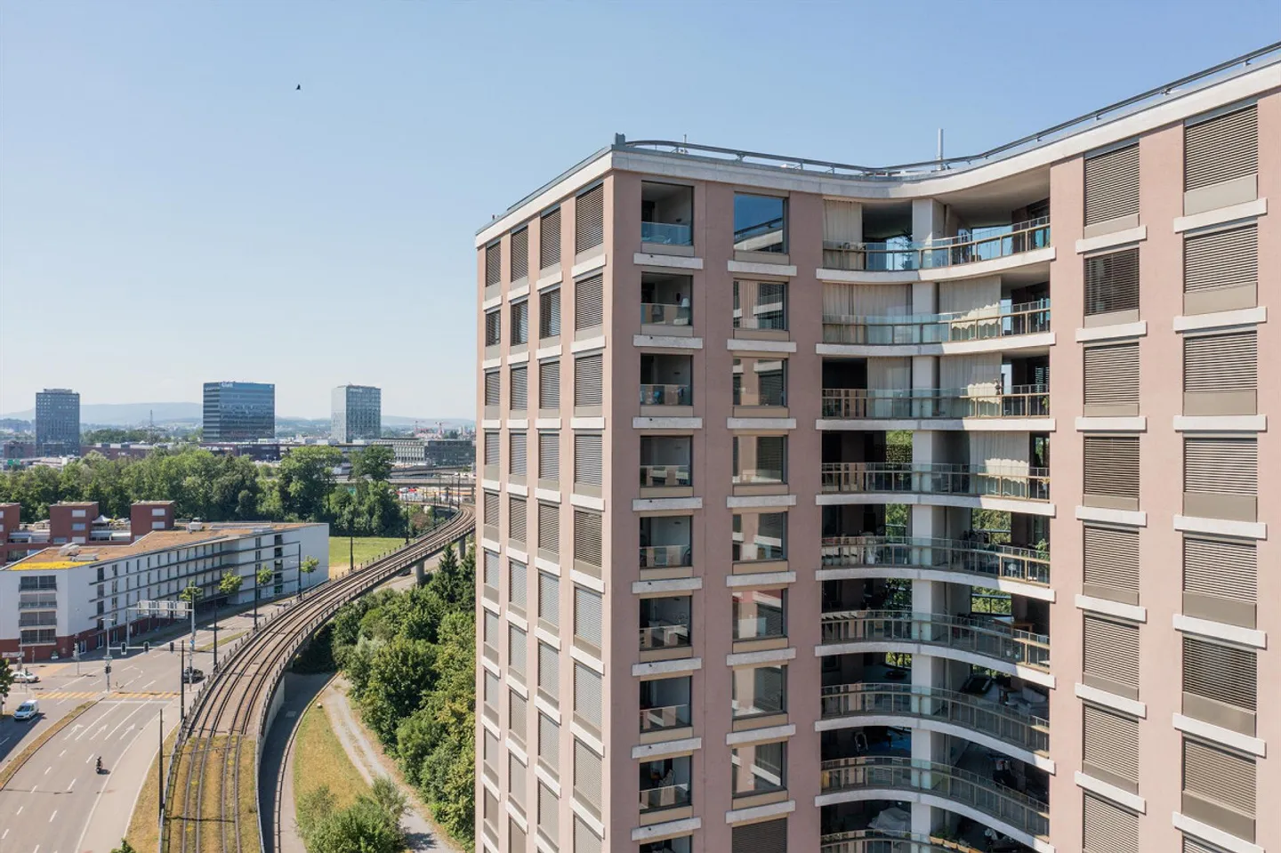 Vivere sopra le cime degli alberi nell'alto edificio Neuguet - Foto 2 di 11